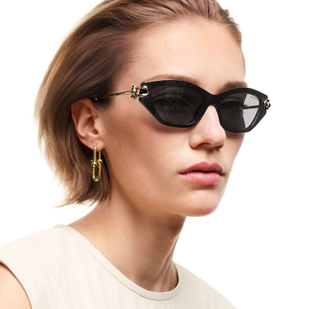 Collezione HardWear by Tiffany:Occhiali da sole in acetato nero con lenti grigio scuro