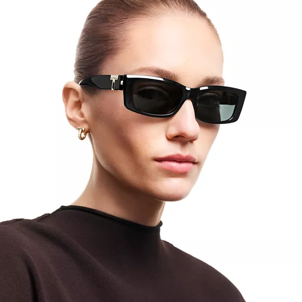 Tiffany&nbsp;T:Sonnenbrille aus schwarzem Acetat mit dunkelgrauen Gl&auml;sern