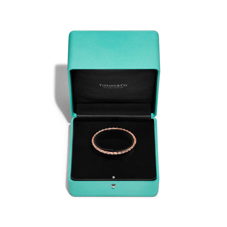 Bird on a Rock by Tiffany:Wings Narrow Bangle in Rose Gold with Diamonds image number 5