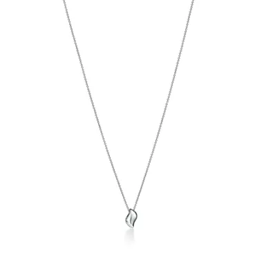 Elsa Peretti&reg;:Mini Feather Pendant in Platinum with Pav&eacute; Diamonds, 3