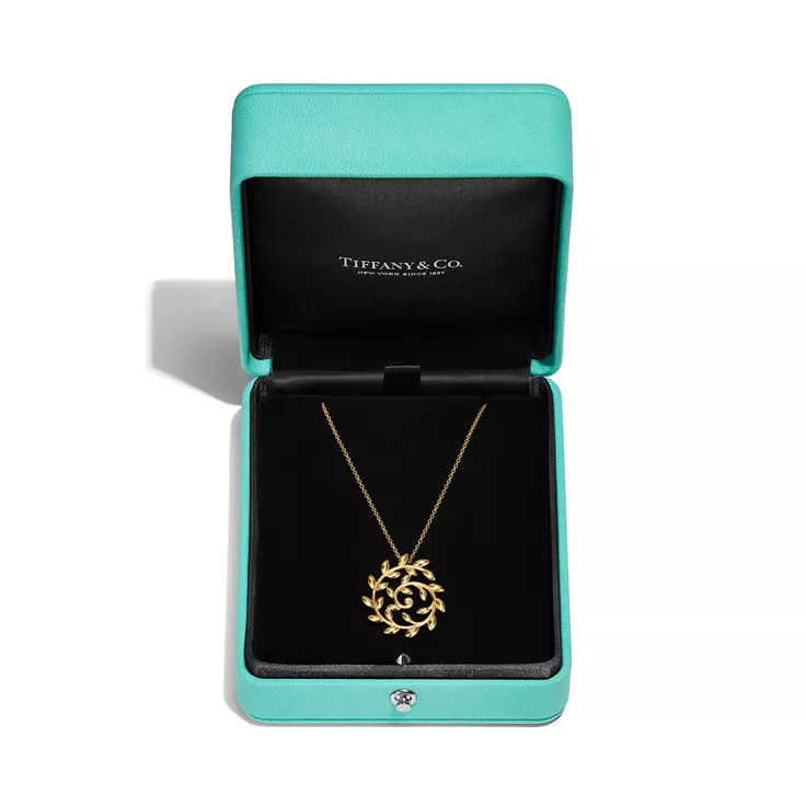 Paloma Picasso®:Olive Leaf Circle Pendant in Yellow Gold, 5