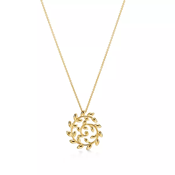 Olive Leaf Circle Pendant in Yellow Gold