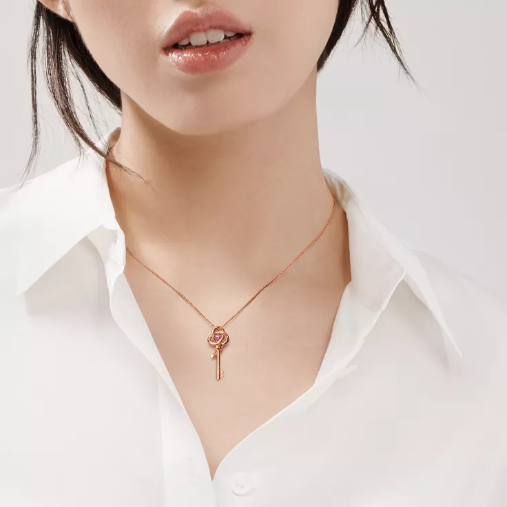 Tiffany Knot:迷你鑰匙項鍊 玫瑰金鑲嵌粉色藍寶石, 1