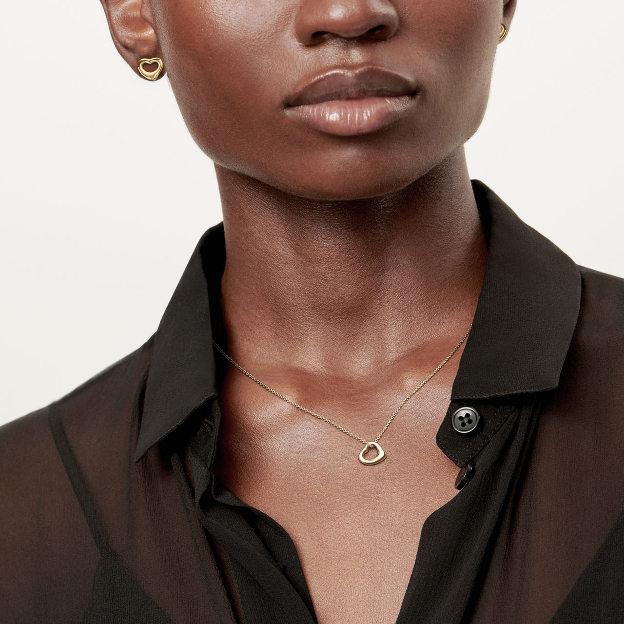 Elsa Peretti®:Open Heart Pendant and Earrings Set in Yellow Gold image number 3