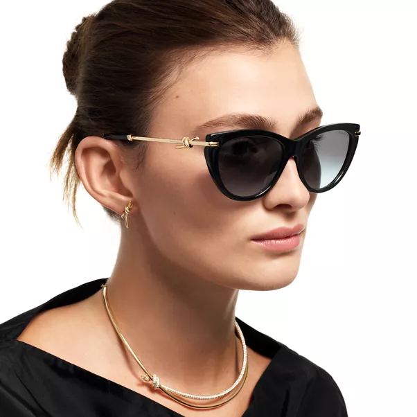 Tiffany Knot:Sonnenbrille aus schwarzem Acetat, Gl&auml;ser mit grauem Farbverlauf