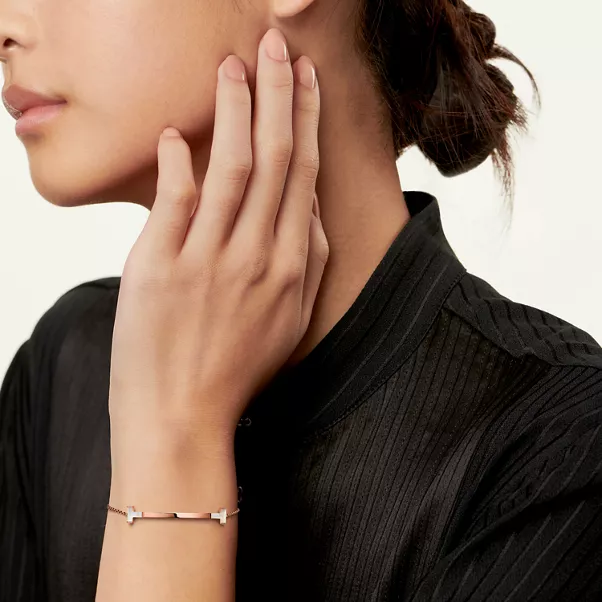 Collezione T by Tiffany:Bracciale Smile in oro rosa con madreperla bianca, medio