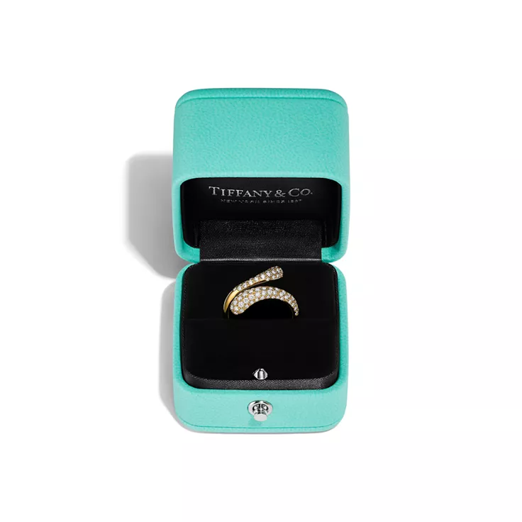 Elsa Peretti&reg;:Teardrop Ring in Yellow Gold with Pav&eacute; Diamonds, 4