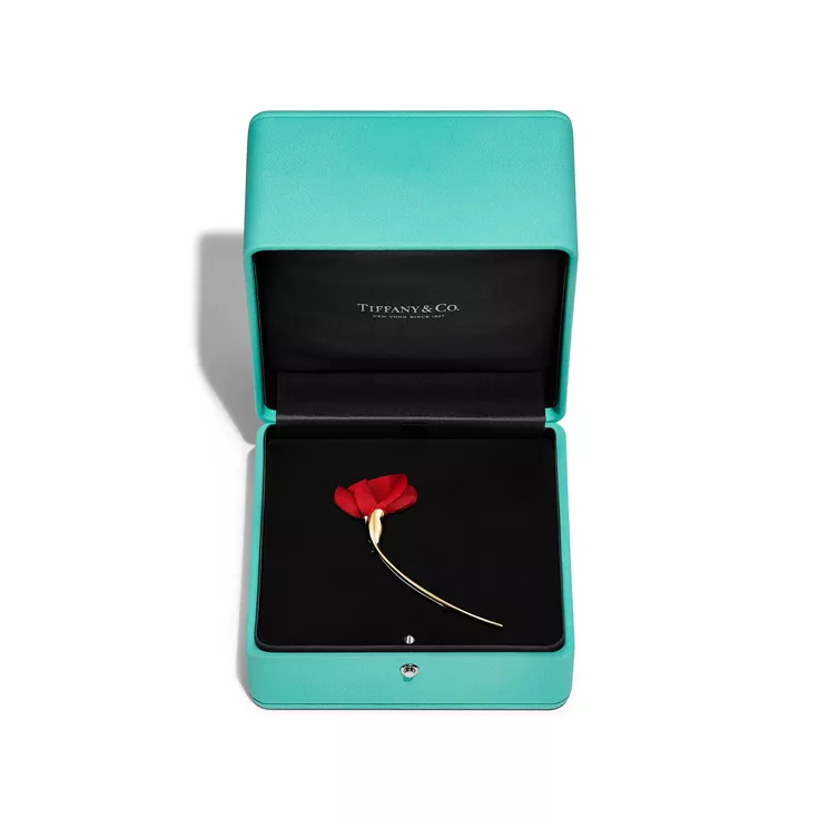 Elsa Peretti&reg;:Amapola Brooch in Yellow Gold with Red Silk, 4