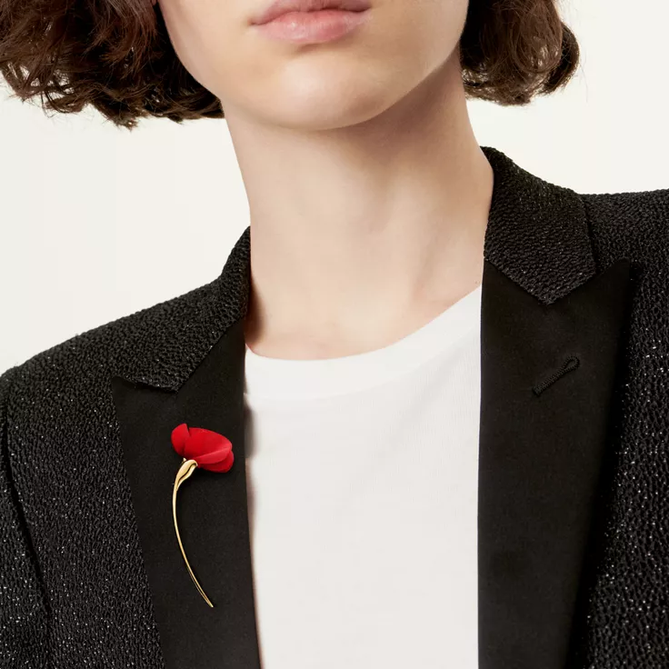 Elsa Peretti&reg;:Amapola Brooch in Yellow Gold with Red Silk, 1