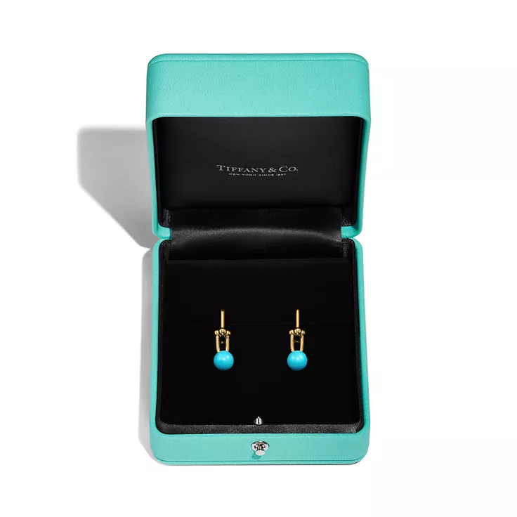 Collezione HardWear by Tiffany:Orecchini Bead a maglie piccole in oro giallo con turchese, 4