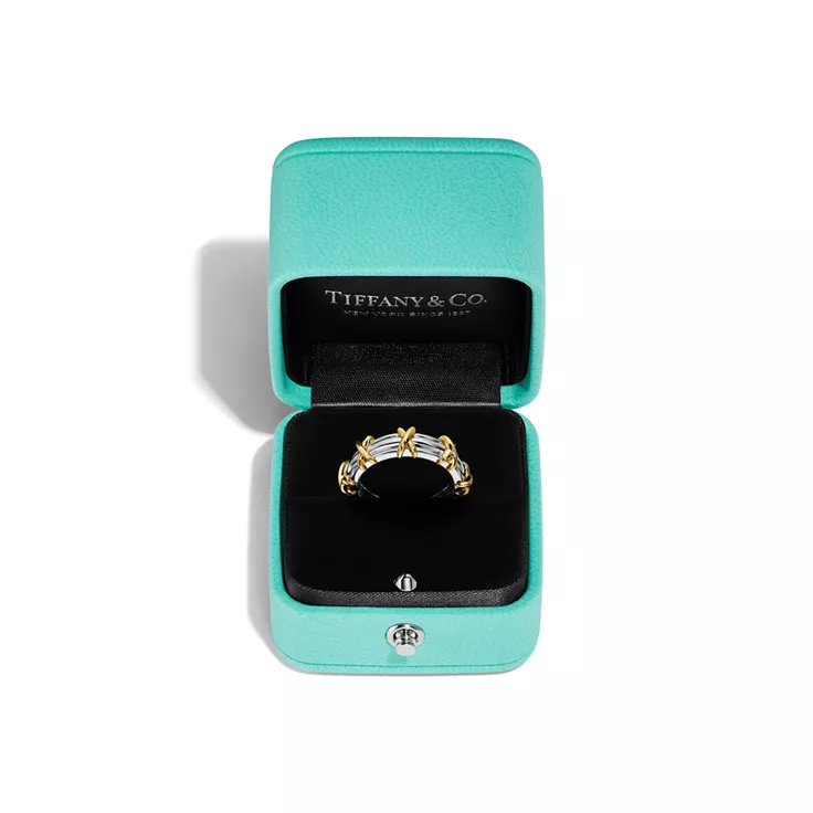 Sixteen Stone par Tiffany:Anneau en platine 950 milli&egrave;mes et or jaune 18 carats. Largeur : 4,5 mm, 4