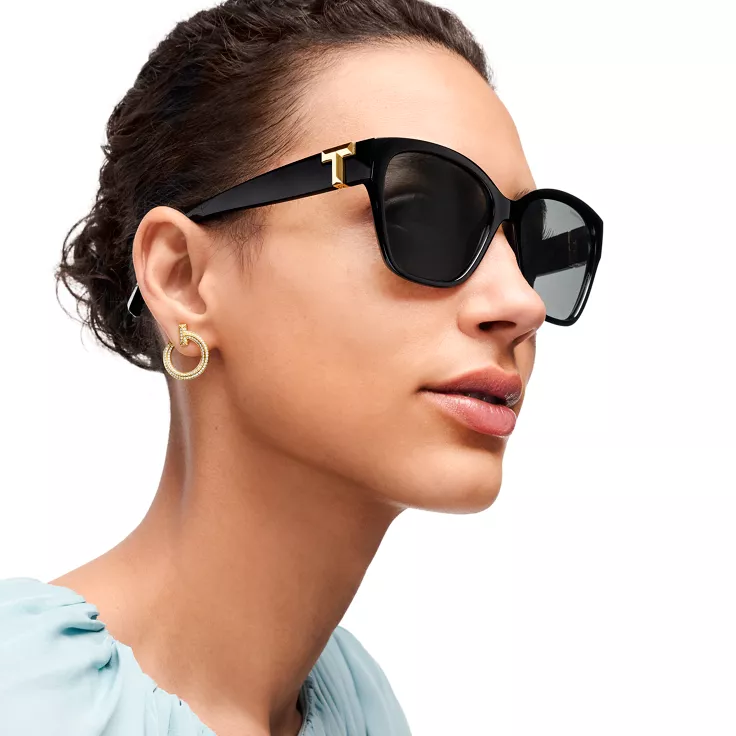 Collezione T by Tiffany:Occhiali da sole in acetato nero con lenti grigio scuro, 1