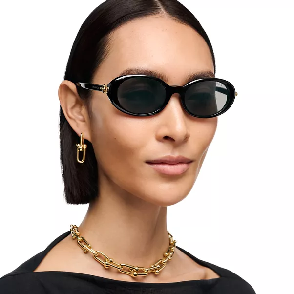 Collezione HardWear by Tiffany:Occhiali da sole in acetato nero con lenti grigio scuro