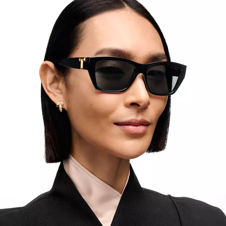 Tiffany T:Gafas de sol de acetato negro con cristales color gris oscuro, 1