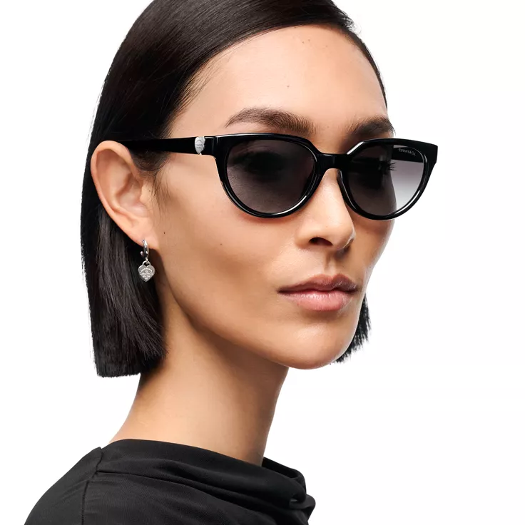 Collezione Return to Tiffany:Occhiali da sole in acetato nero con lenti sfumate grigie, 1