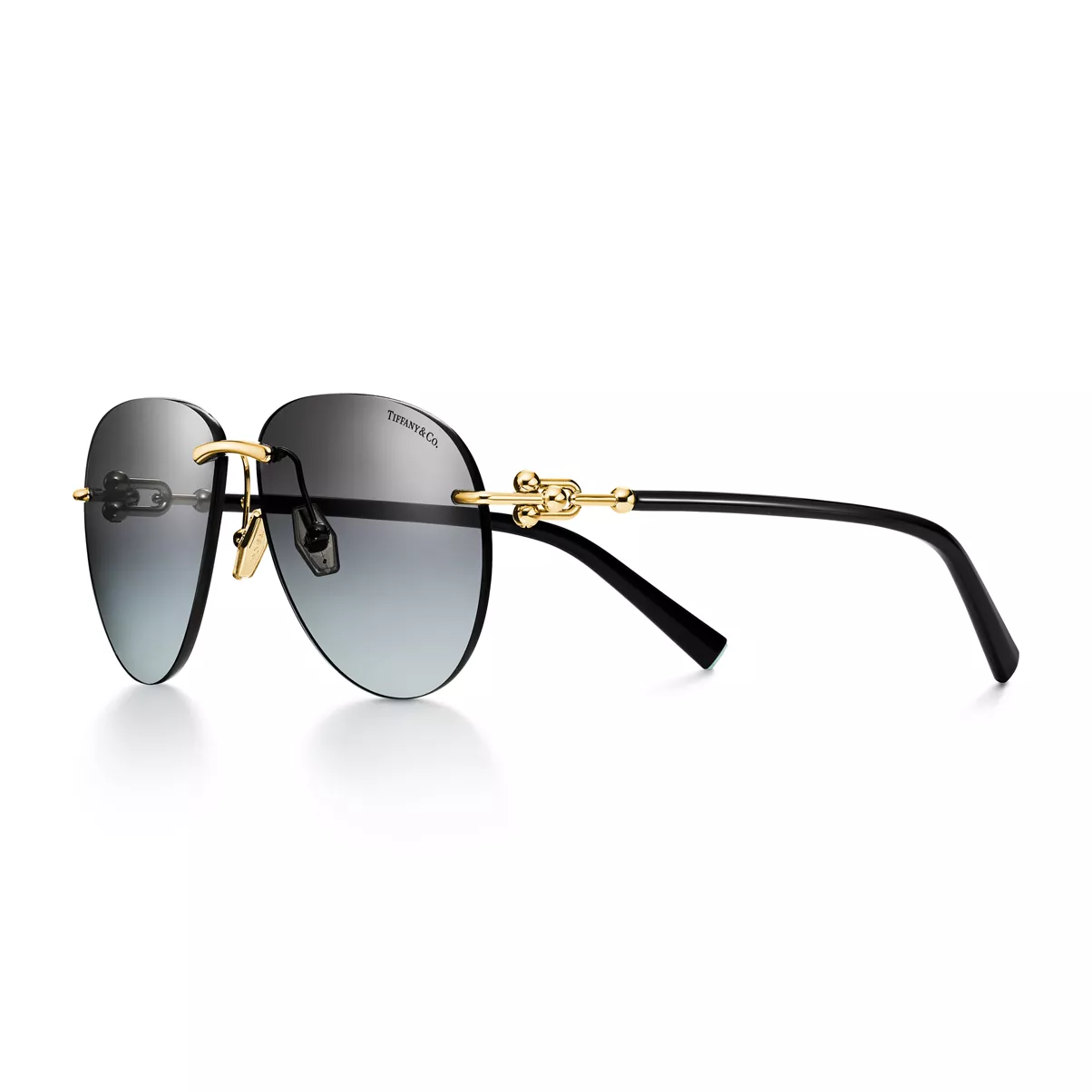 Gafas de sol de metal dorado con cristales en gris degradado