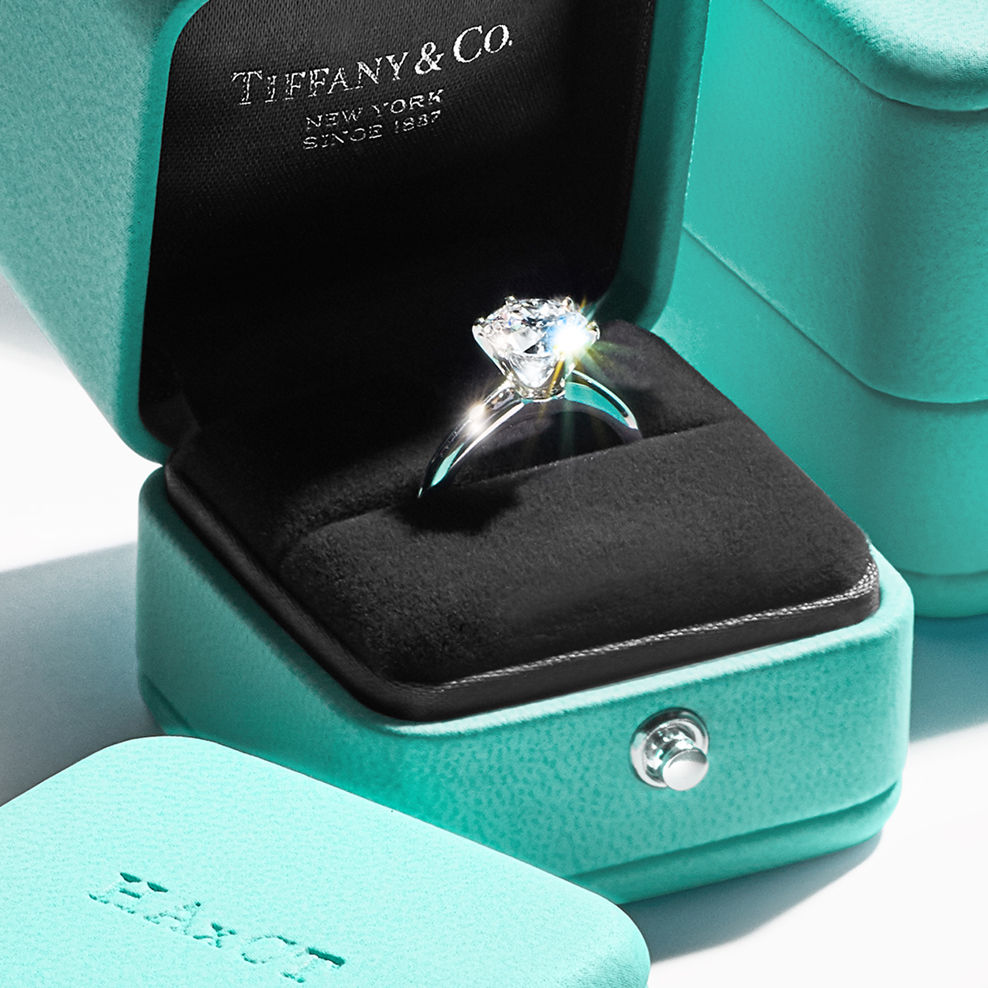 Scopri gli anelli di fidanzamento con diamanti Tiffany & Co.