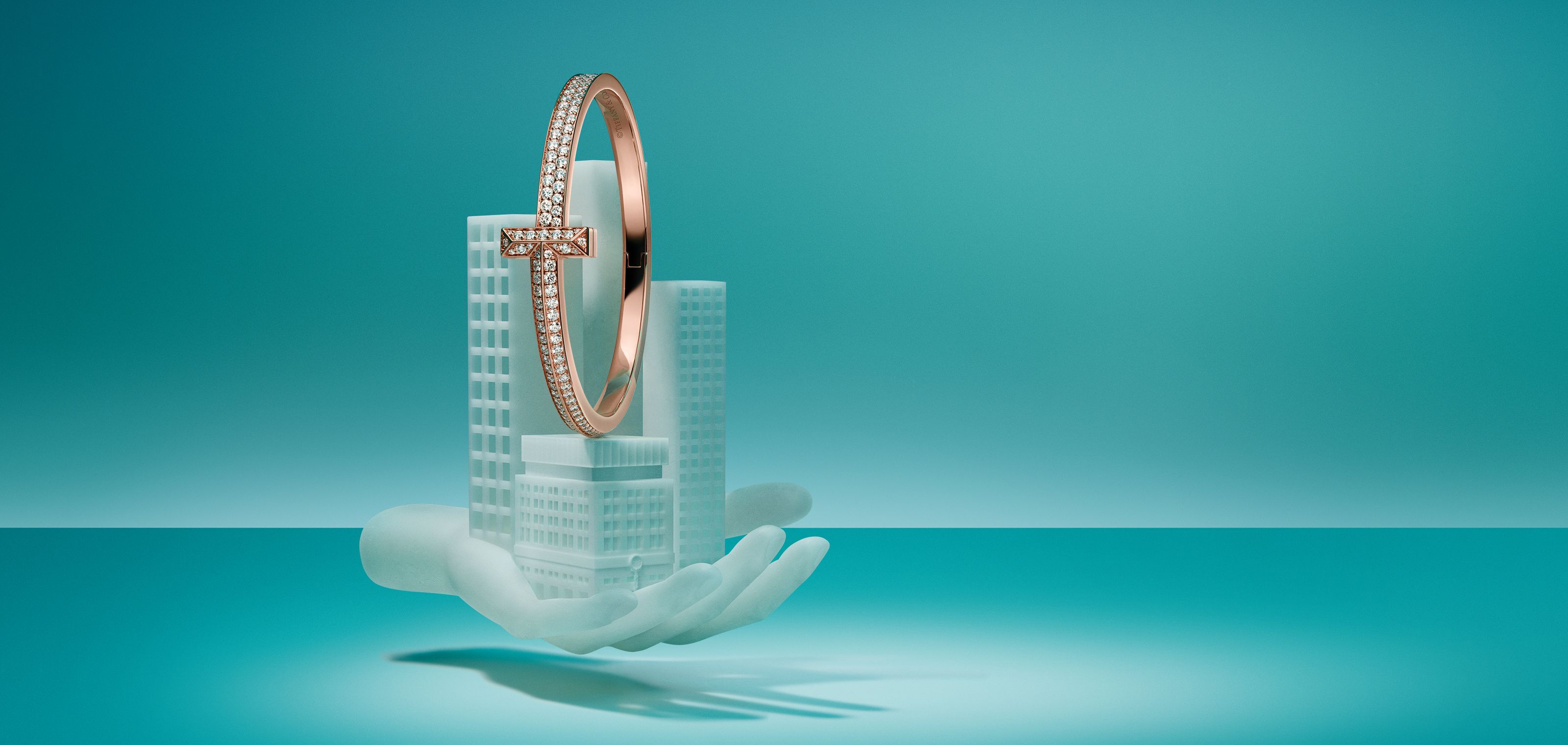 Tiffany T True wide ring in 18k gold with pavé diamonds, 5.5 mm 