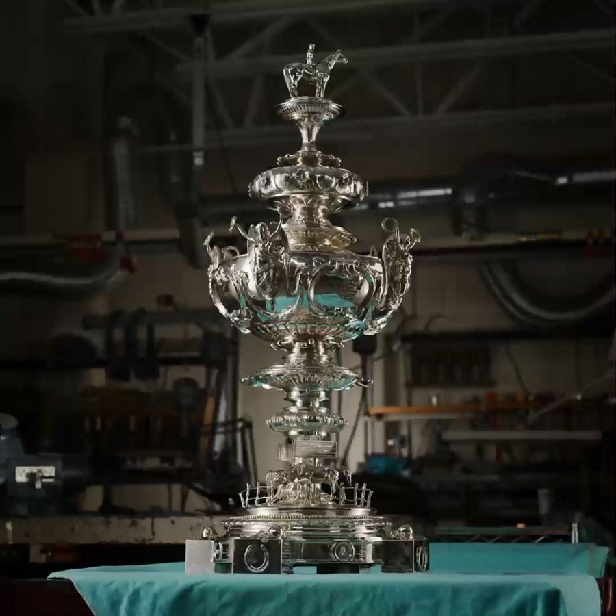 牛ハンティングトロフィーフレーム付き ティファニーがデザインした競馬のトロフィー | Tiffany & Co.