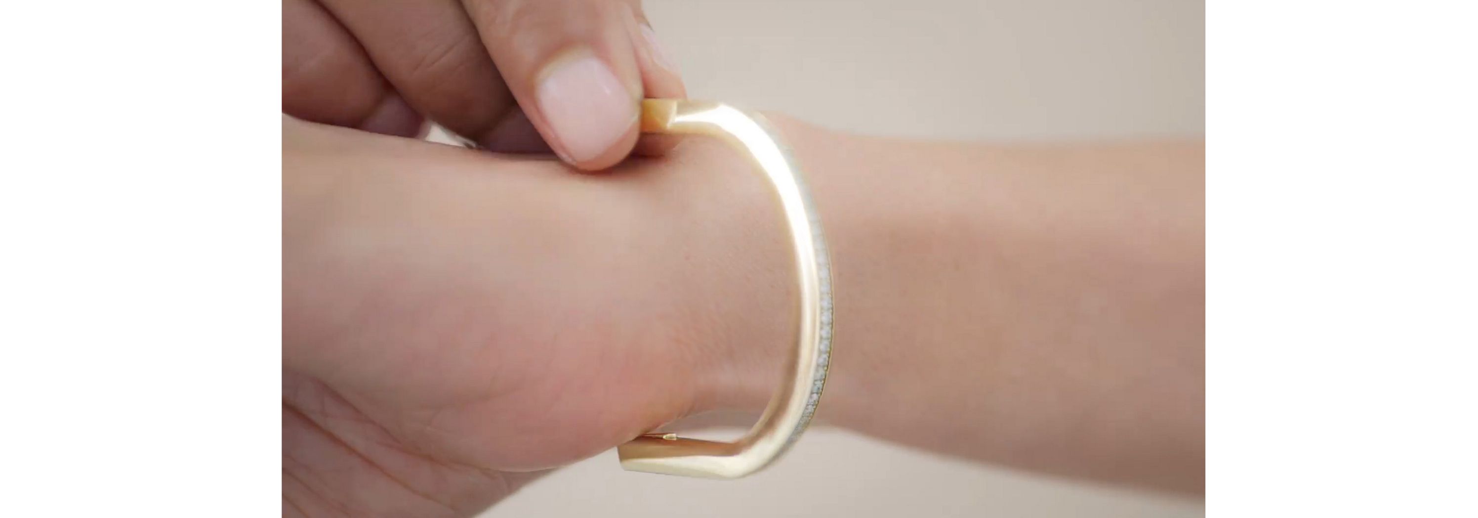 Lock by Tiffany ナロー バングルのお取り扱い方法 | Tiffany & Co.