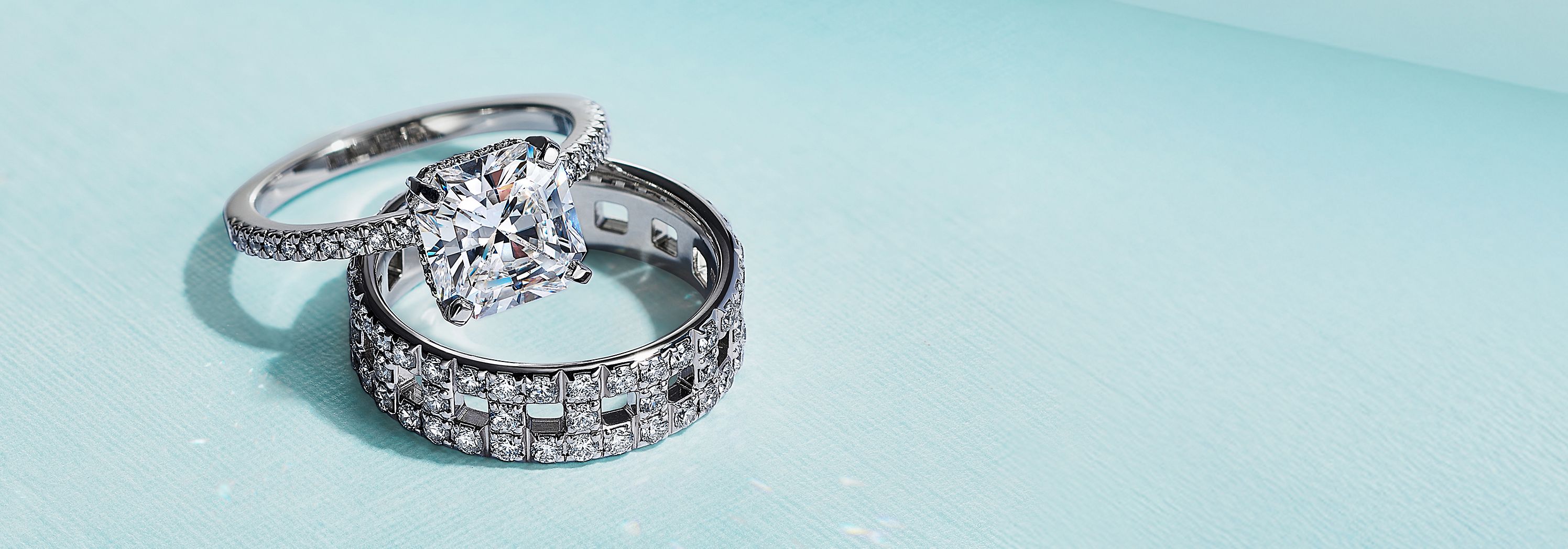 婚約指輪と完璧に調和する結婚指輪の選び方 | Tiffany & Co. 婚約指輪と完璧に調和する結婚指輪の選び方 | Tiffany & Co.