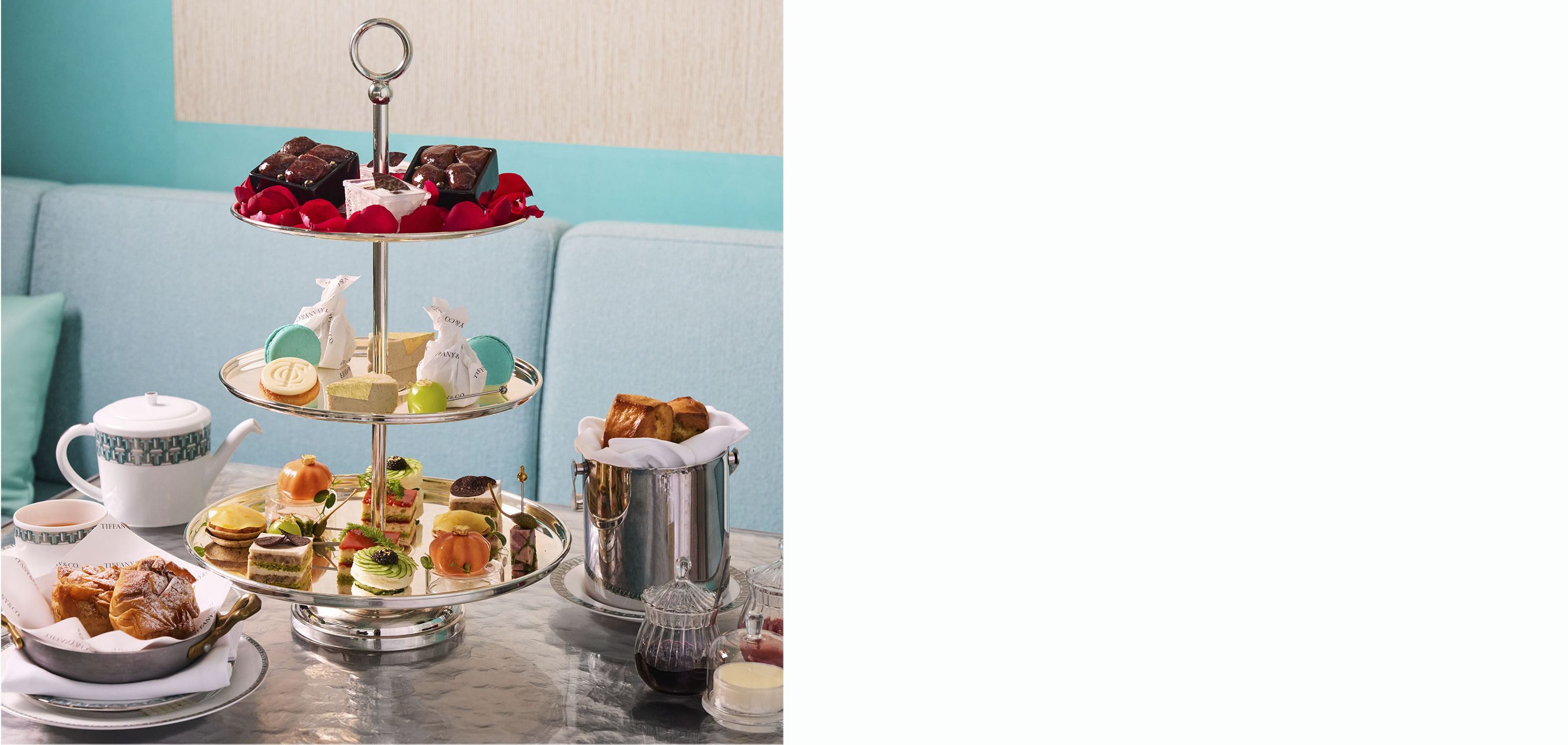 日本初のブルー ボックス カフェ Blue Box Café by Natsuko Shoji