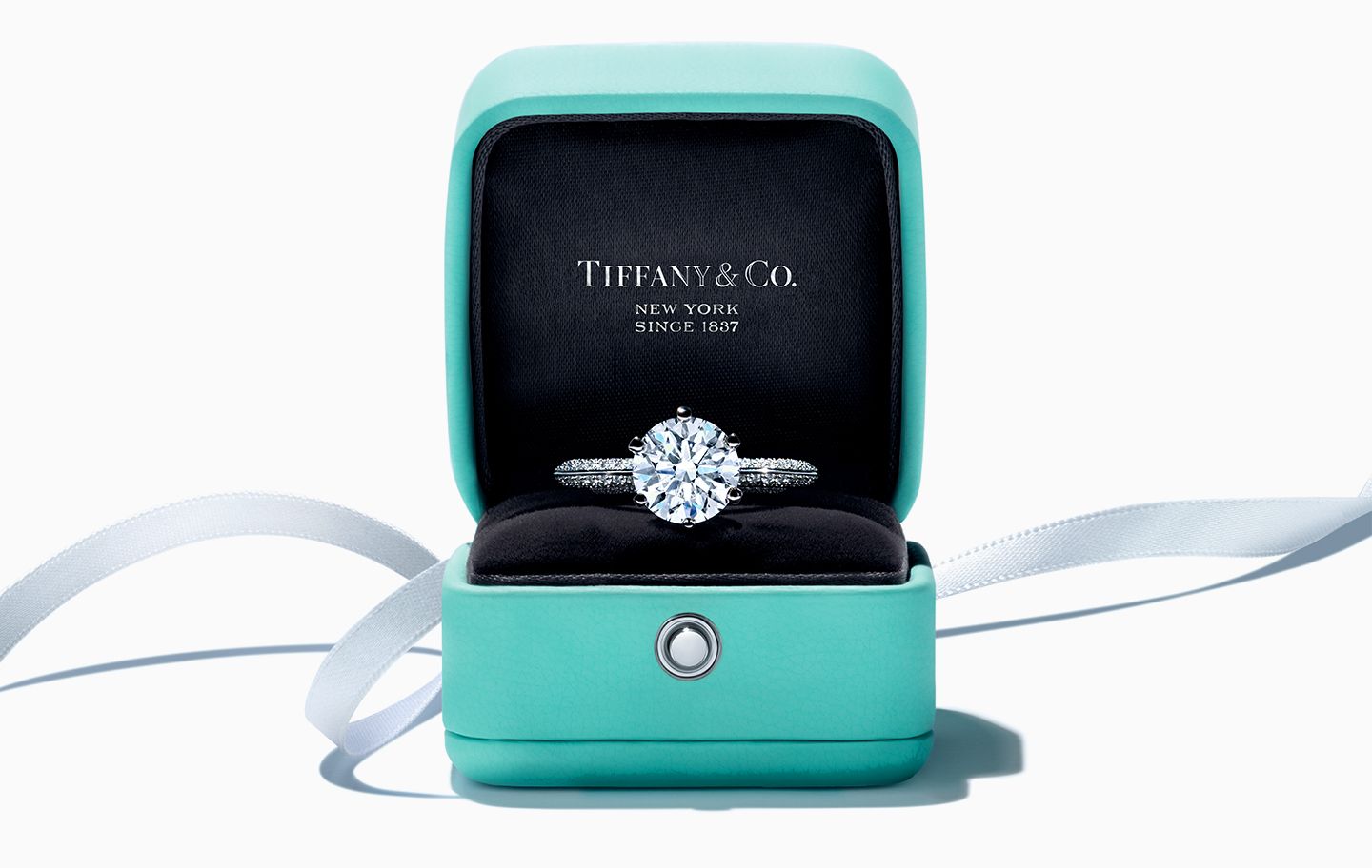 Тиффани. Tiffany co. Кольцо Тиффани в коробочке. Кольцотиани в коробо ке. Кольцо Tiffany co в коробочке.