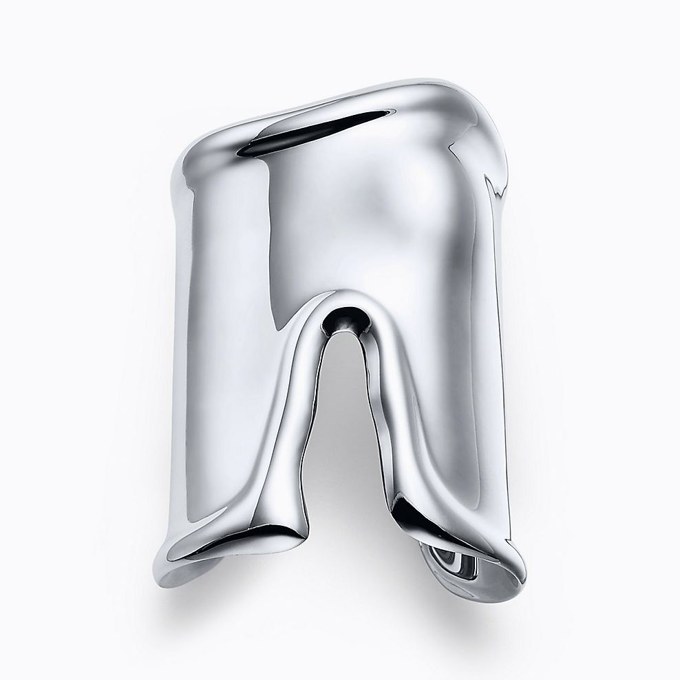エルサ・ペレッティ™ ボーン カフのお取り扱い方法 | Tiffany & Co. エルサ・ペレッティ™ ボーン カフのお取り扱い方法 | Tiffany & Co.