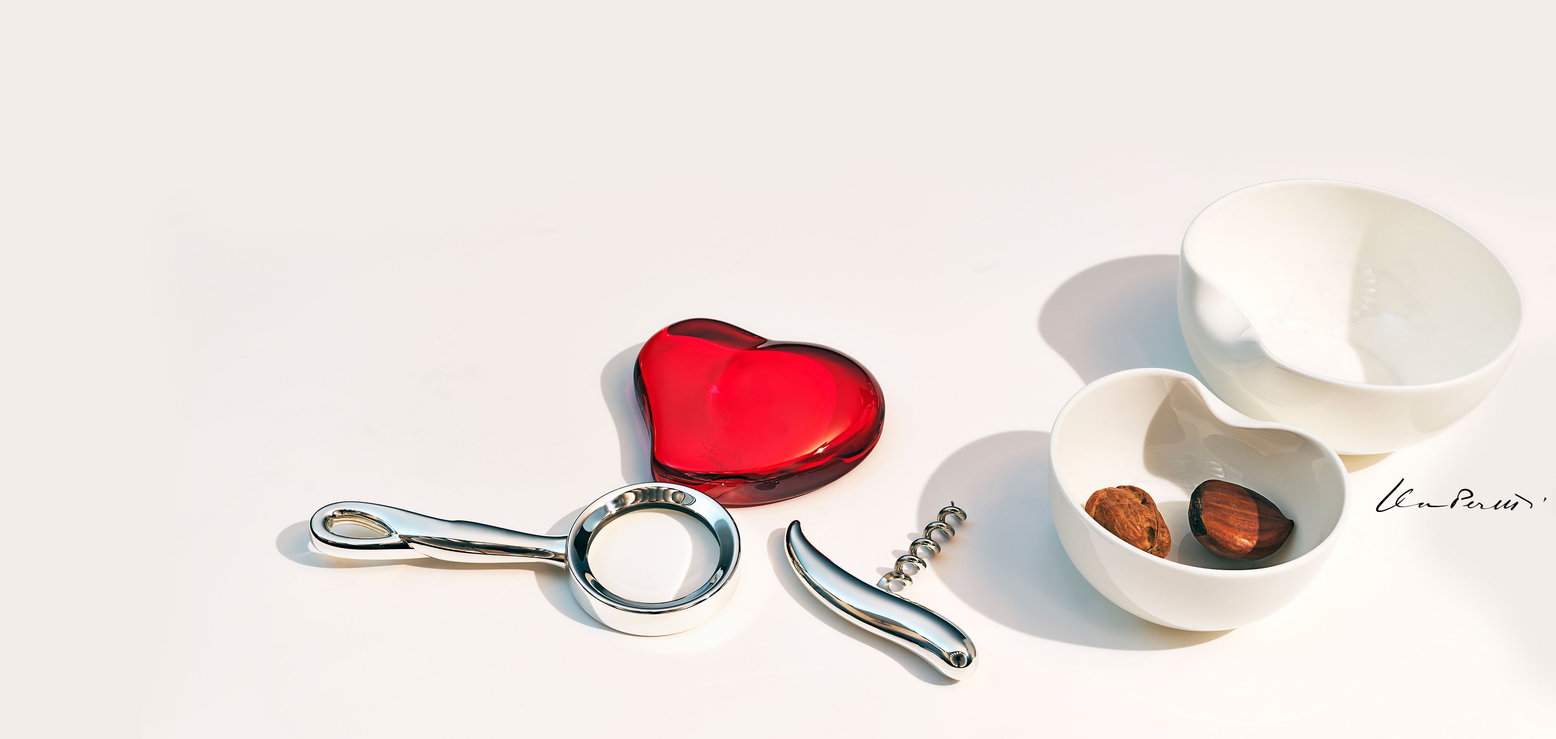 Elsa Peretti® Thumbprint salt and pepper shakers. Silver. | Tiffany & Co.